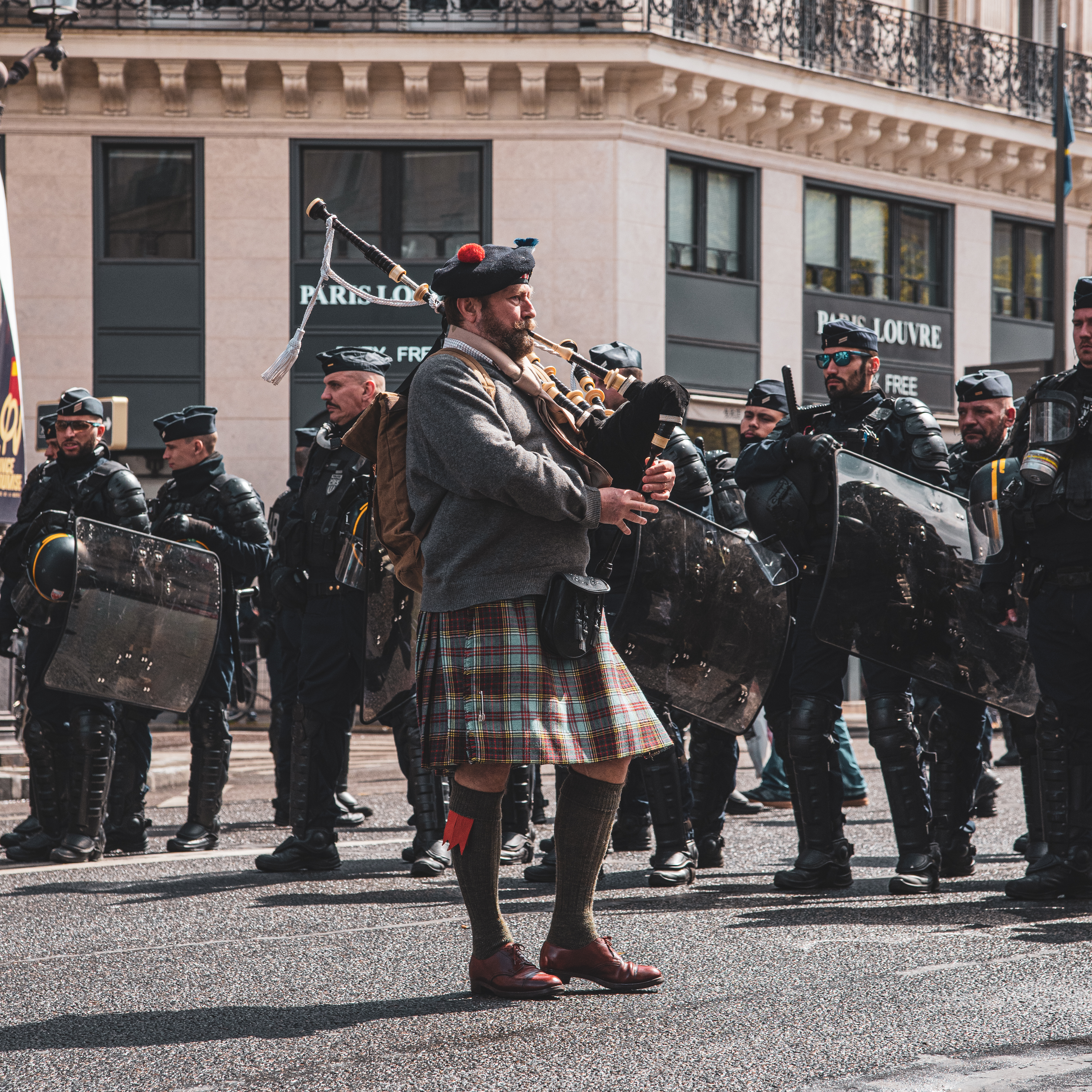 Photo de rue, manifestation, streetphotographie, paris, noir et blanc, reportage, samuel.sotto@outlook.fr, 0674696660